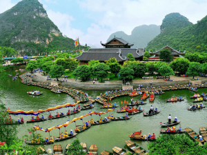 长安拥有壮丽的自然景观、宁静的河流和壮观的石灰岩地貌，是越南最具代表性的自然景点之一。