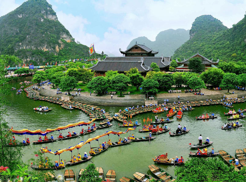 长安拥有壮丽的自然景观、宁静的河流和壮观的石灰岩地貌,是越南最具代表性的自然景点之一。