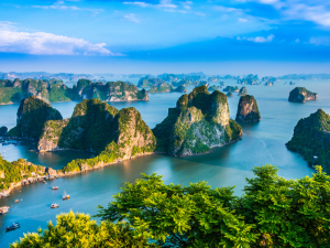 下龙湾是联合国教科文组织世界遗产，以碧绿的海水和数千座石灰岩岛屿而闻名，也是河内下龙湾一日游中最精彩的亮点。