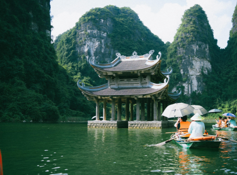 探索长安的自然之美,碧绿的水道、高耸的喀斯特地貌与古老的溶洞共同带来难忘的旅行体验。