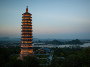 拜顶寺长安一日游是探索越南最大的佛教寺庙以及长安世界文化和自然遗产地壮丽景观的完美旅程。