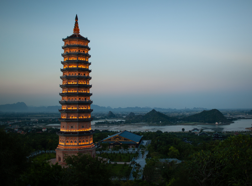 拜顶寺长安一日游是探索越南最大的佛教寺庙以及长安世界文化和自然遗产地壮丽景观的完美旅程。