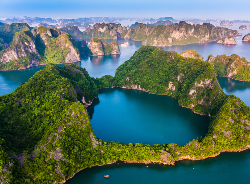探索下龙湾壮丽的自然景观,在这里,观光游船、神秘的隐秘洞穴和壮观的奇岩地貌共同带来难忘的旅行体验。