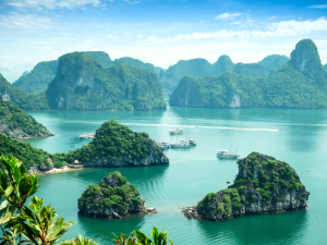 宁平下龙湾之旅带您欣赏壮丽的石灰岩景观、宁静的河流以及举世闻名的下龙湾之美。