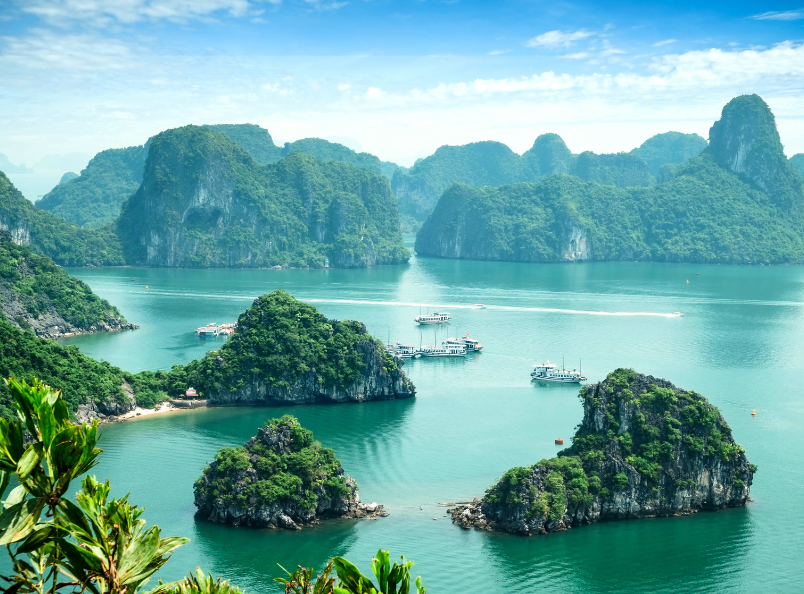 宁平下龙湾之旅带您欣赏壮丽的石灰岩景观、宁静的河流以及举世闻名的下龙湾之美。