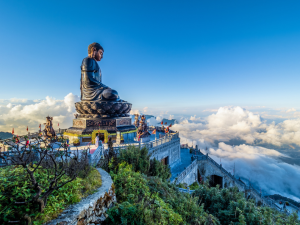 沙坝之美在于其壮丽的山地景观、层层叠叠的梯田,以及被云雾缭绕的群山环绕的宁静山谷。