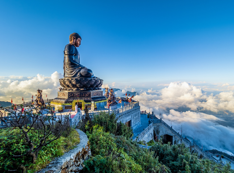 沙坝之美在于其壮丽的山地景观、层层叠叠的梯田,以及被云雾缭绕的群山环绕的宁静山谷。