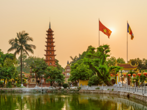 镇国寺是河内最古老的佛教寺庙，也是河内一日游中宁静而值得一访的亮点之一。