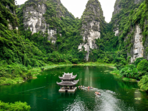 长安舞洞一日游是探索壮丽石灰岩景观、体验风景优美的乘船之旅，以及欣赏舞洞全景美景的绝佳方式。