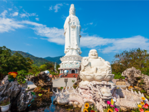 通过旅游套餐探索岘港与会安的迷人风光，欣赏标志性地标、秀丽自然景观以及越南中部海岸的独特魅力。