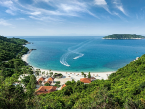 占婆岛是一个美丽的热带旅游胜地，以清澈见底的海水、原始海滩、绚丽的珊瑚礁以及丰富的海洋生物多样性而闻名。