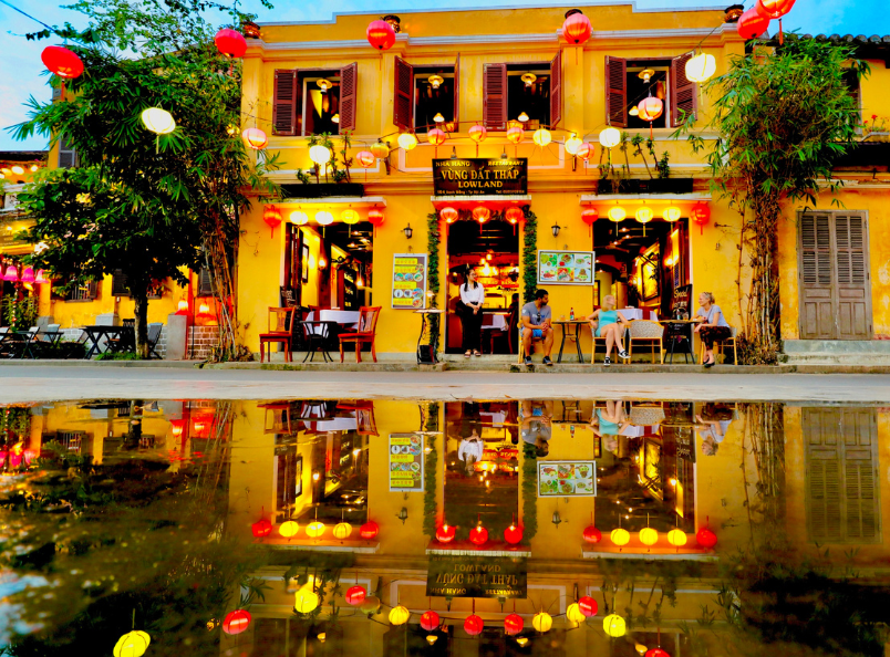 体验越南中部的精彩魅力,参加岘港会安旅游套餐,探索迷人的海岸风光、文化景点以及联合国教科文组织世界遗产。