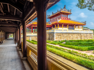 参加顺化一日游，探索顺化的精彩景点，感受皇家建筑、宁静寺庙以及传统越南文化的完美融合。