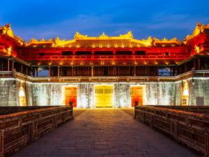 顺化一日游带您踏上探索越南昔日皇城的旅程，参观历史地标、皇家遗产以及丰富的文化瑰宝。