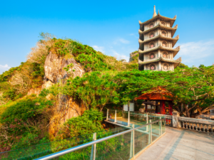探索五行山的迷人风光，壮丽的自然景观、神圣的寺庙以及神秘的洞穴共同打造难忘的旅行体验。