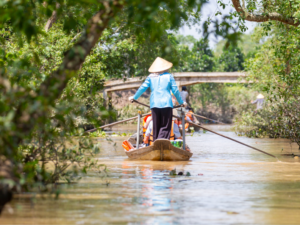 湄公河三角洲是一个令人着迷的旅游目的地,以蜿蜒的河流、热闹的水上市场、葱郁的水果园以及越南南部真实而独特的当地文化而闻名。