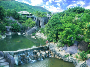 体验神仙温泉公园之旅的休闲与冒险完美结合，畅享矿物浴、水上乐园以及郁郁葱葱的自然景观。