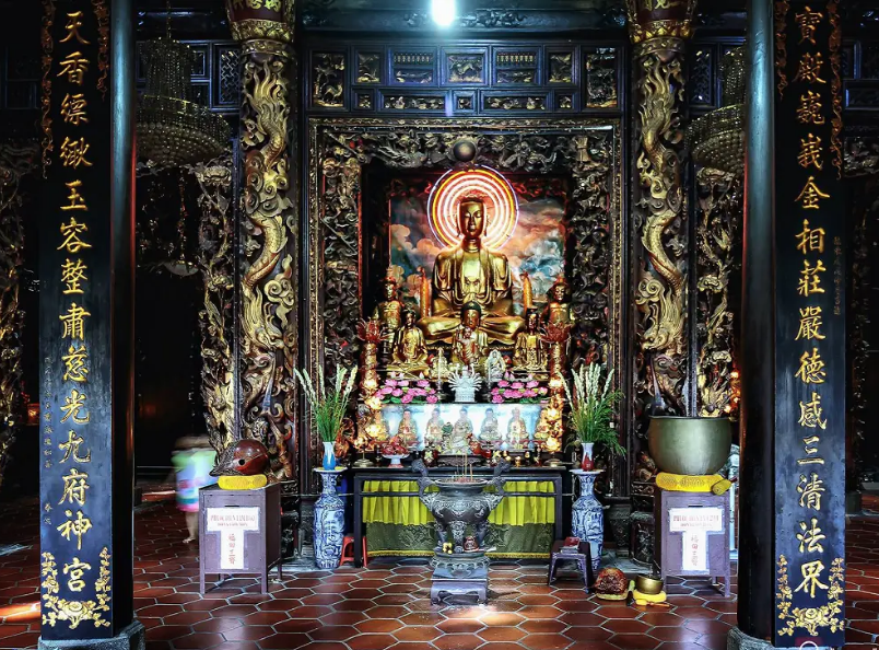 永长寺是越南南部不可错过的文化地标,拥有宏伟的佛像、郁郁葱葱的花园以及丰富的宗教文化遗产。